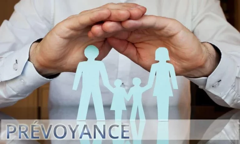 Deux main protège une famille pour illustrer l'assurance prévoyance.