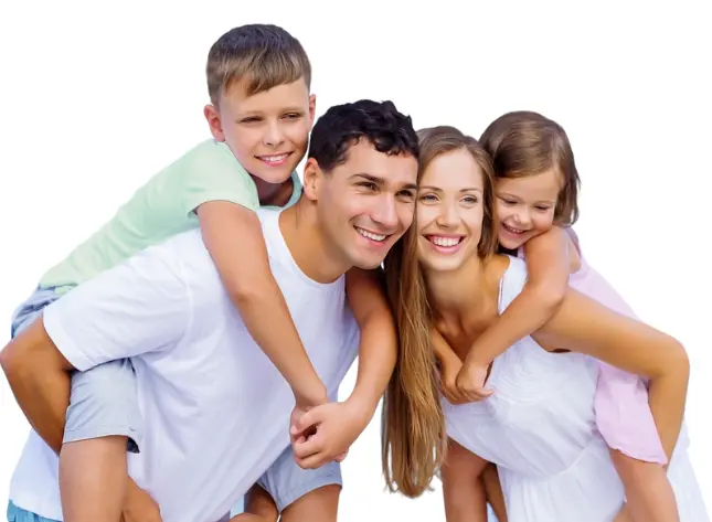 Une famille heureuse, un père, une mère transportant leurs enfants, un garçon et une fille sur leur dos.