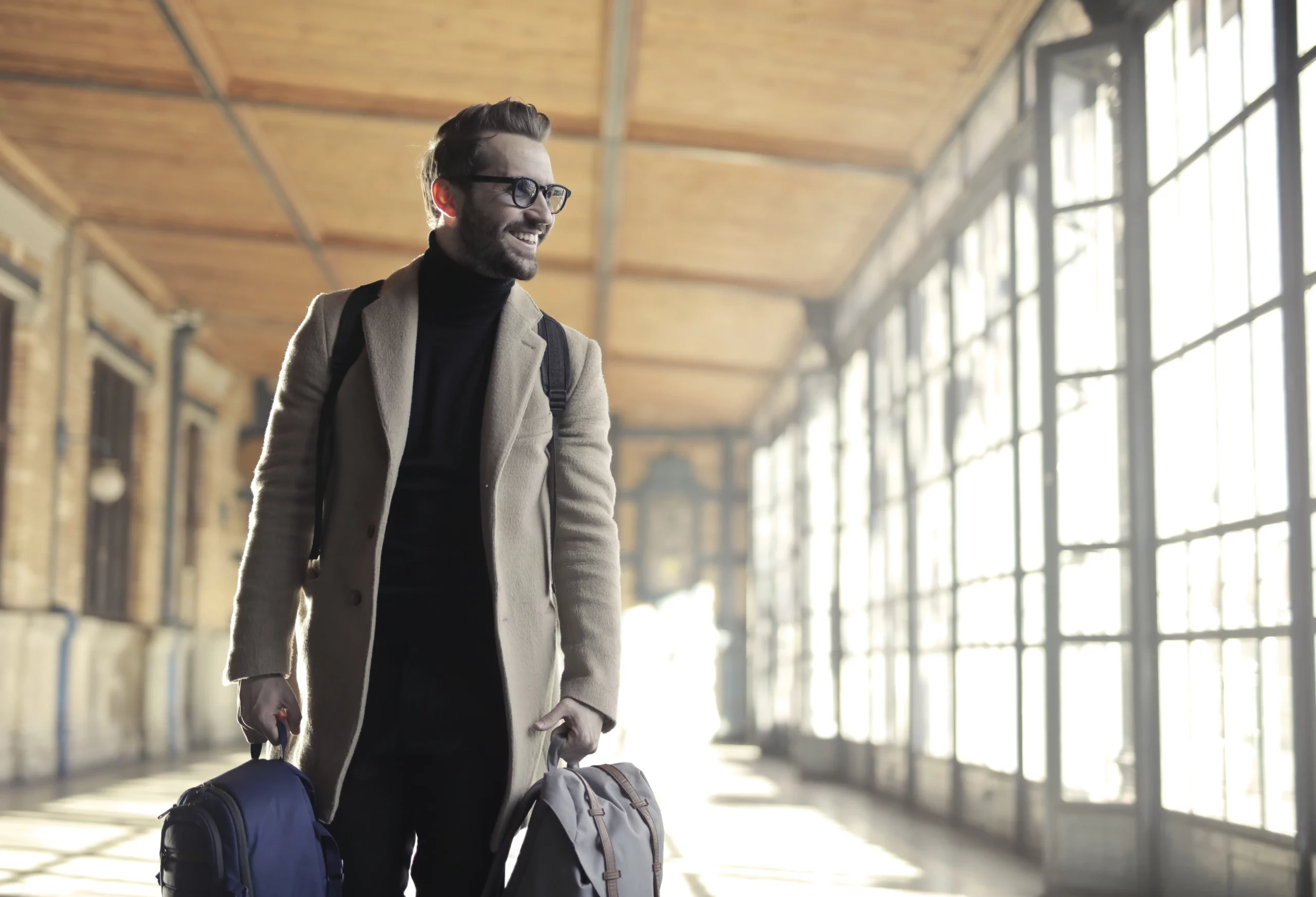 Photo d'un homme expatrié portant ses valises dans un aéroport.