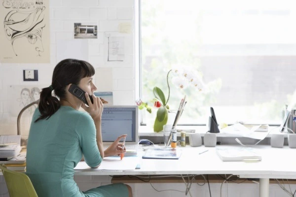 Femme téléphonant pour faire valoir son assurance perte d'exploitation de la page web assurances professionnelles.