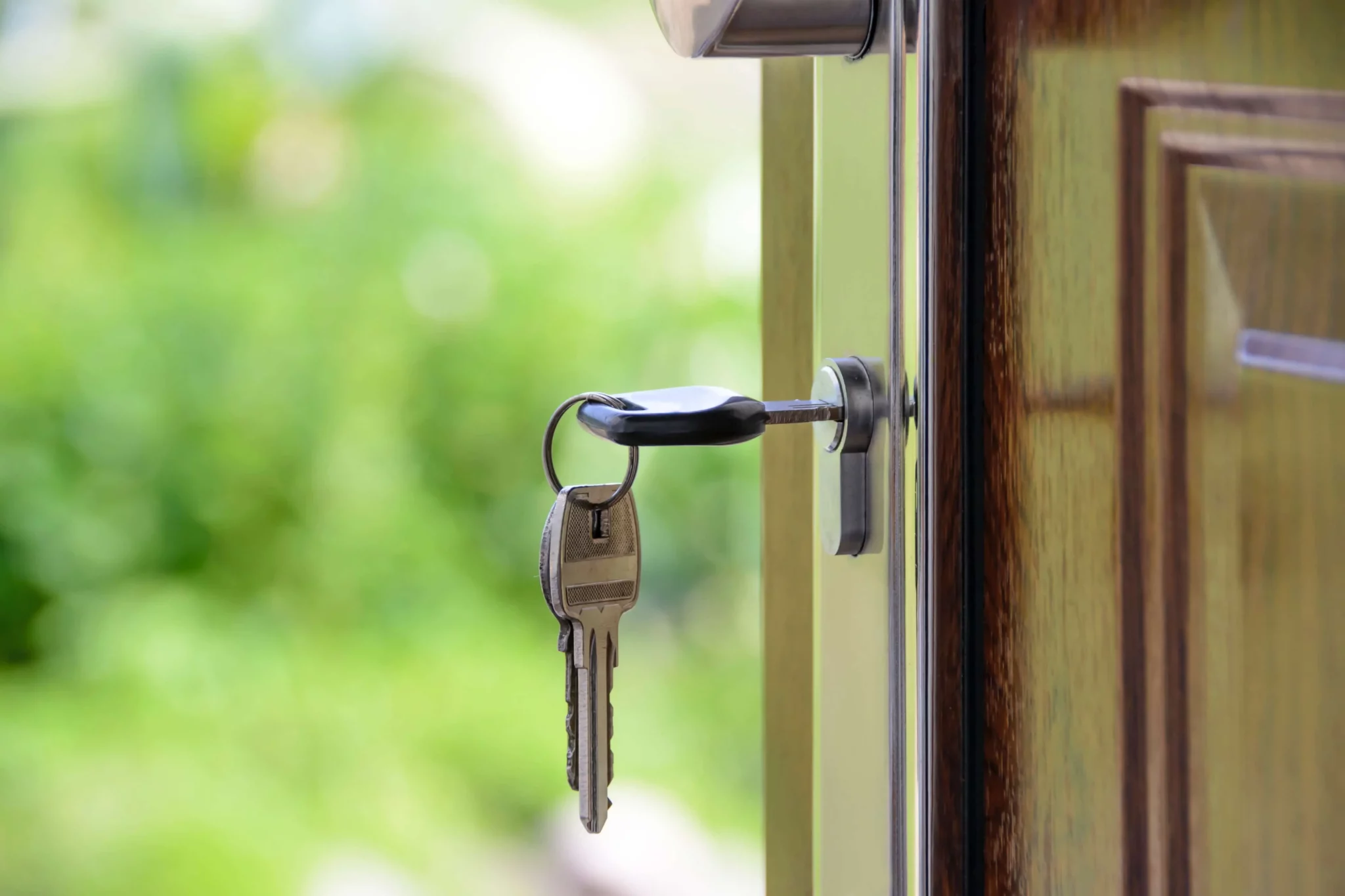Une clé dans une porte à moitié ouverte illustrant l'assurance multiriques habitation pas cher à bergerac par Prestacourtage.