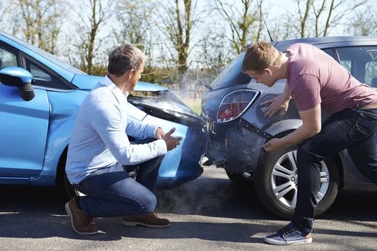 Un accident de voiture entre deux personnes. Cette image illustre l'assurance Auto Risques Aggravés.