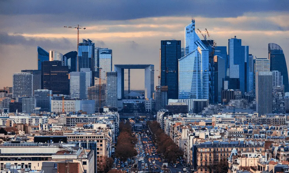 Vue sur le quartier de La Défense à Paris pour illustrer les explications sur les mutuelles entreprises.
