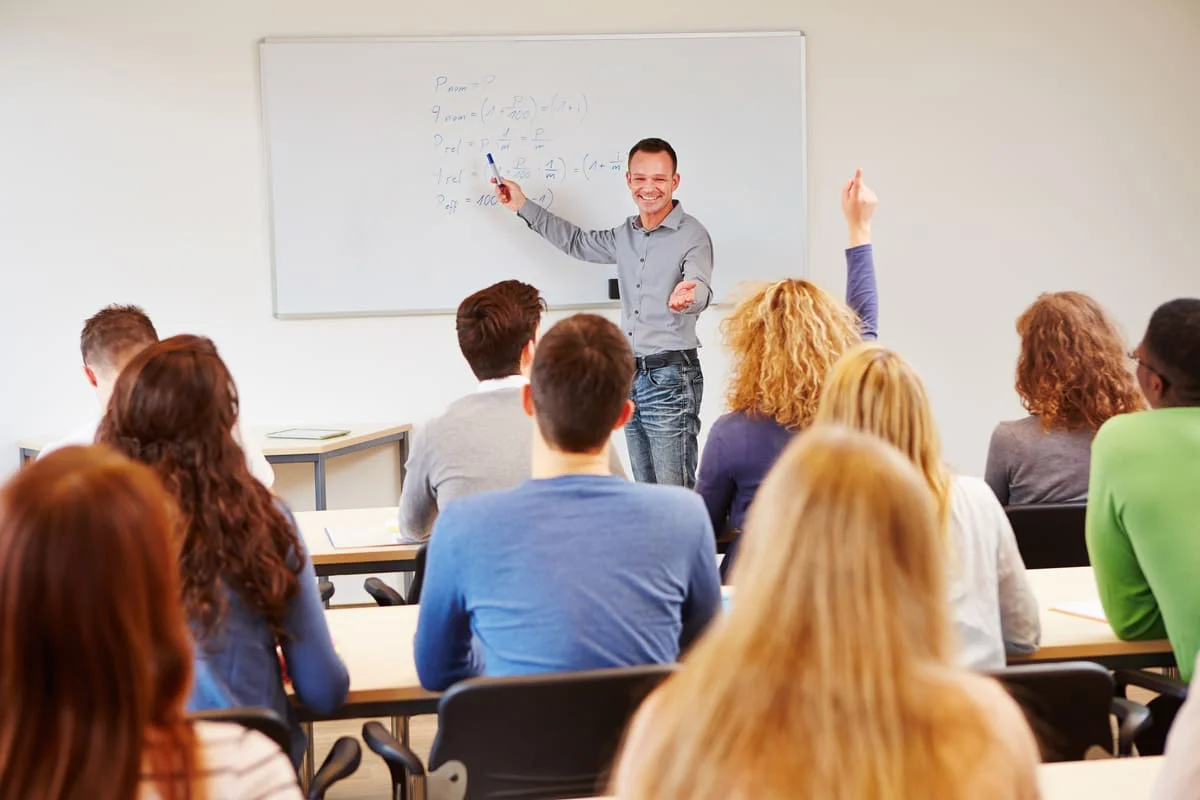 Un professeur donne une cours à ses élèves. L'image illustre la mutuelle santé pour les fonctionnaires.