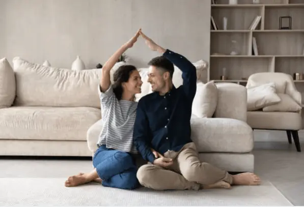 Un couple ayant souscrit une assurance IARD.