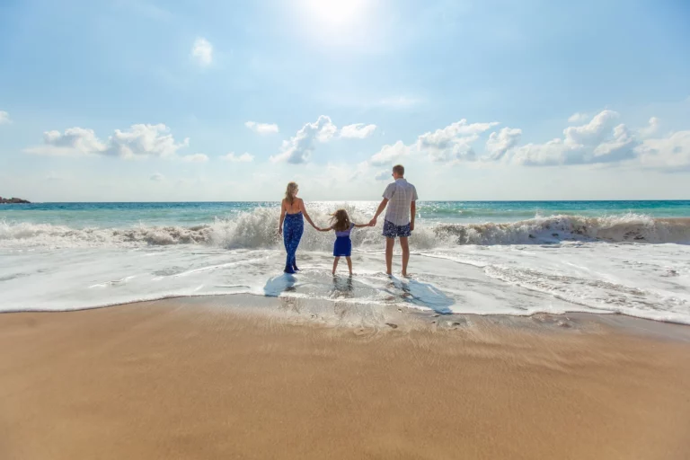 Famille à la plage profitant des décisions d'avoir pris une assurance prévoyance.