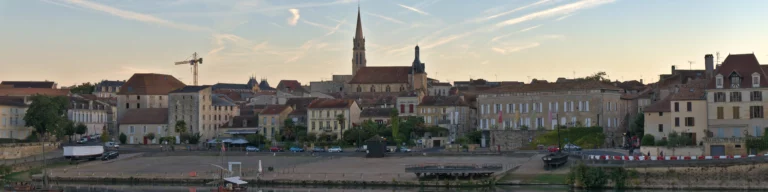 La ville de Bergerac au petit matin, ville du sud ouest située dans le Périgord.