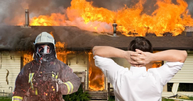 Un homme désemparé faisant face au sinistre d'incendie de sa maison, à côté un pompier sort de la maison désemparé lui aussi face au feu indomptable.