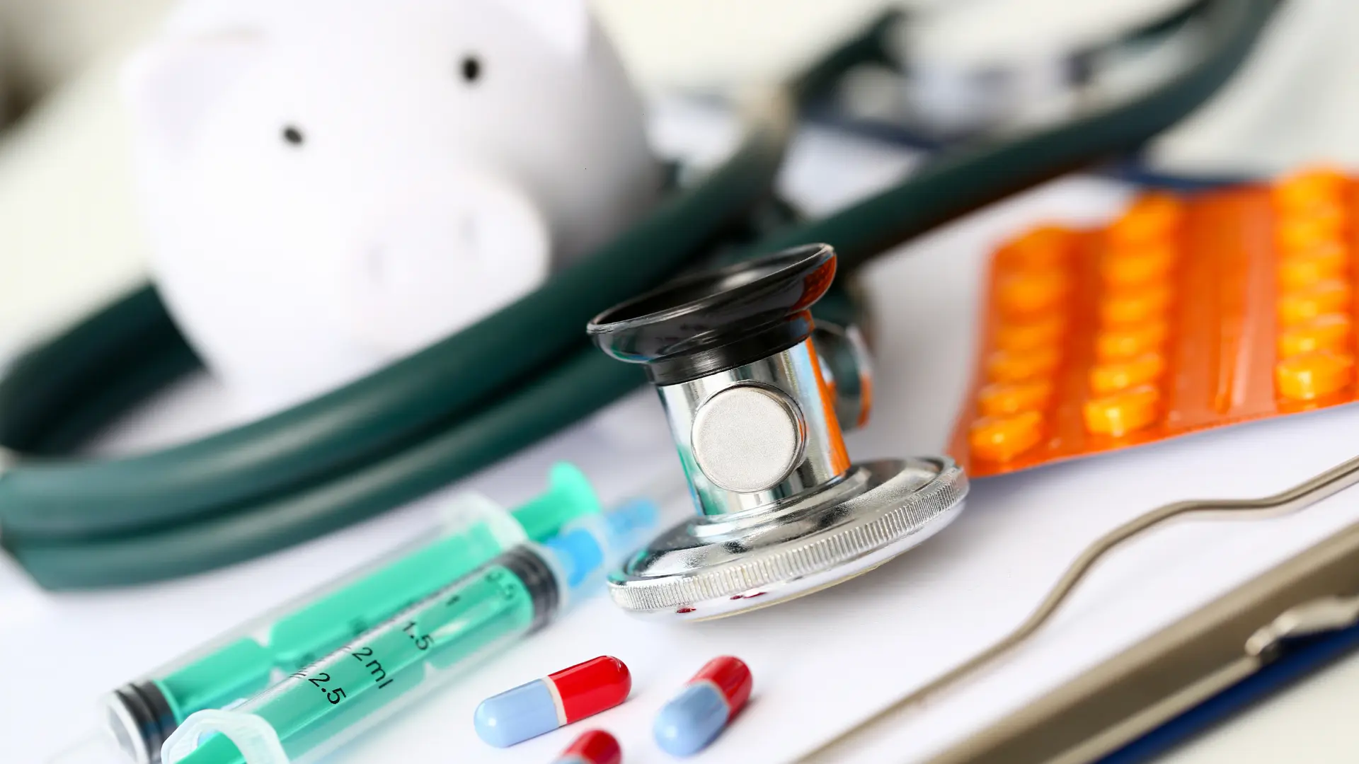 Instruments de médecin en gros plan.