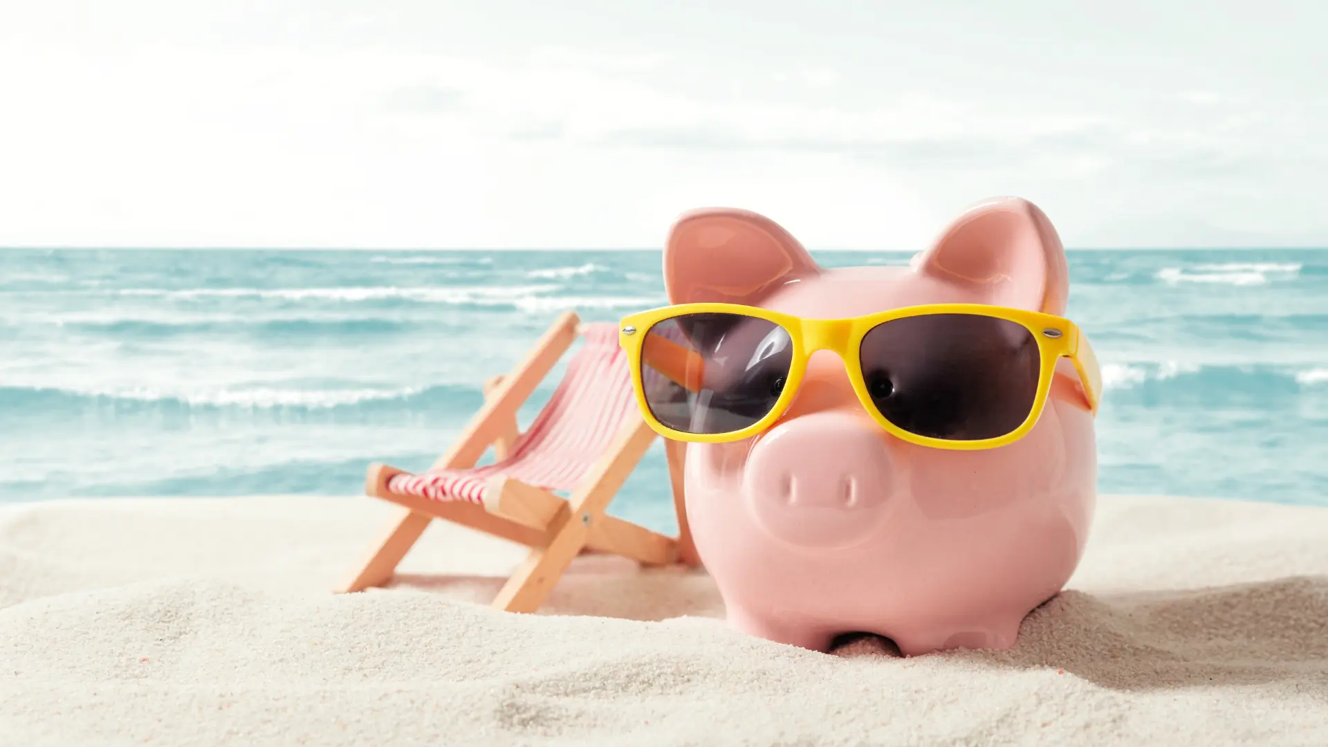 Une tirelire à la plage, signifiant qu'en payant une mutuelle moins cher on a davantage d'argent pour se payer de belles vacances.