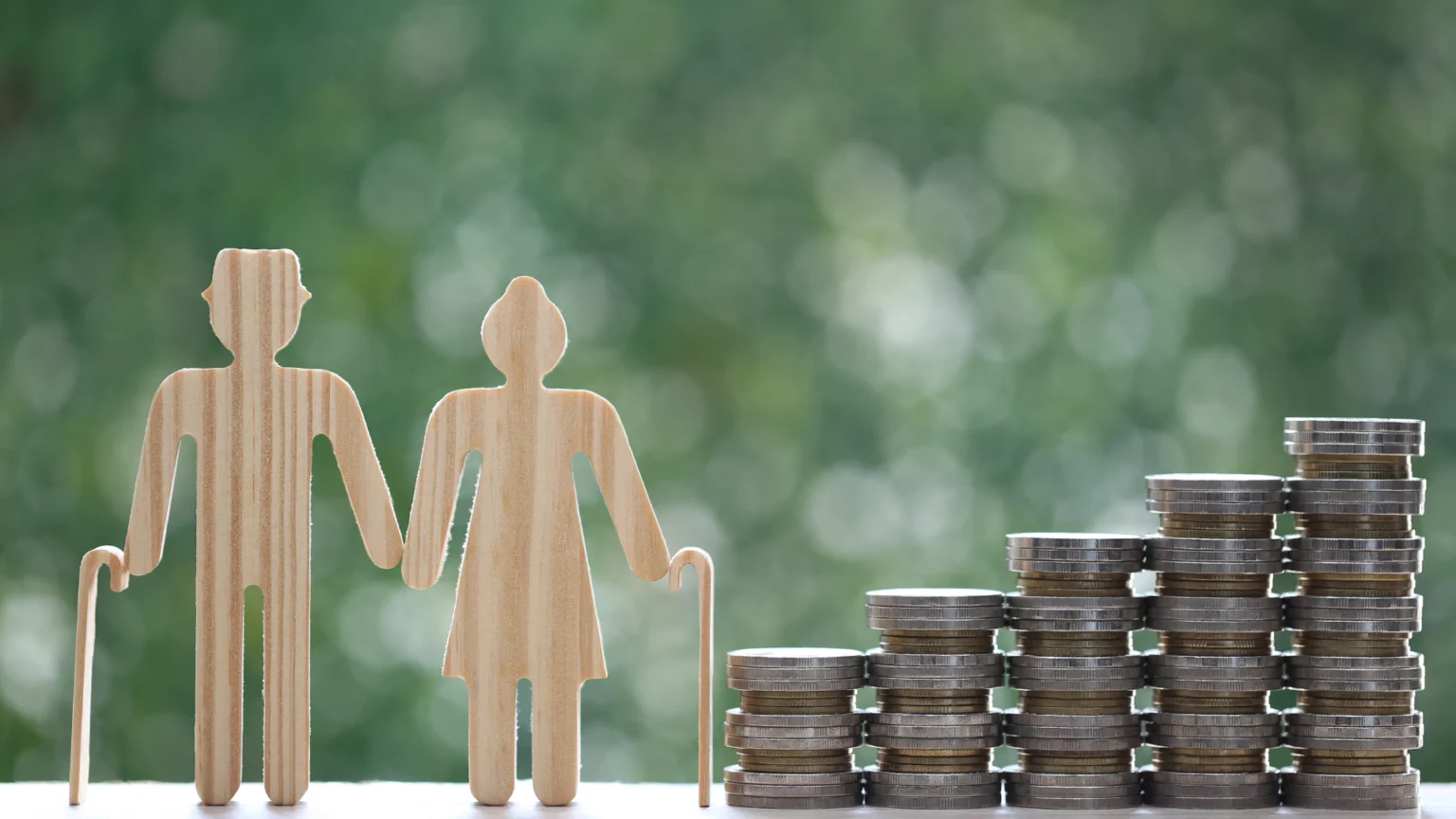 Couple de retraité qui économise de l'argent grâce à leur mutuelle