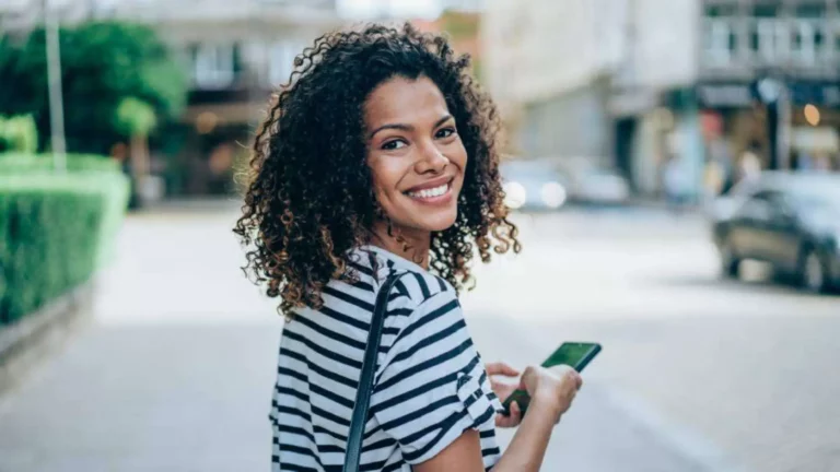 Femme qui souris car elle est heureuse des services rendus par la société PRESTACOURTAGE à Bergerac