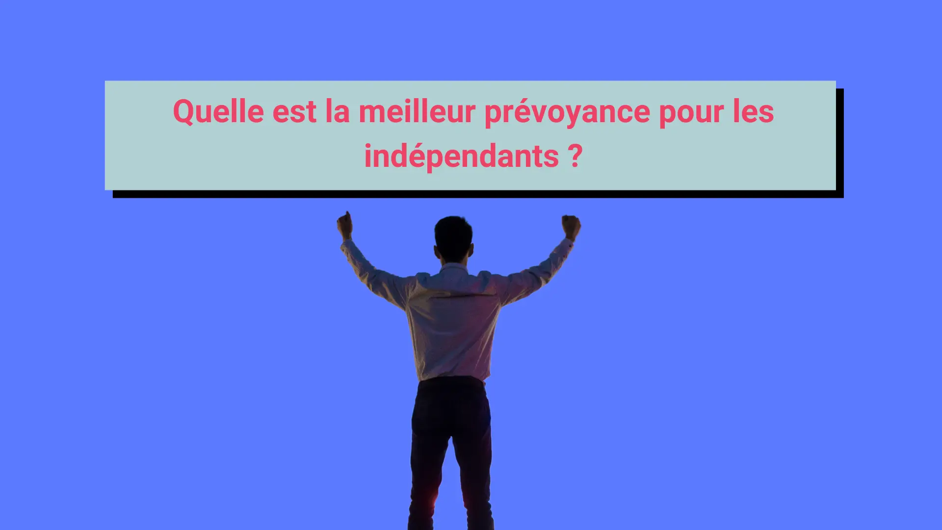 Un travailleur indépendant de dos levant les poings au ciel.
