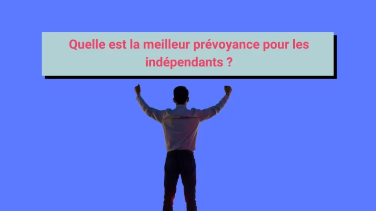 Un travailleur indépendant de dos levant les poings au ciel.