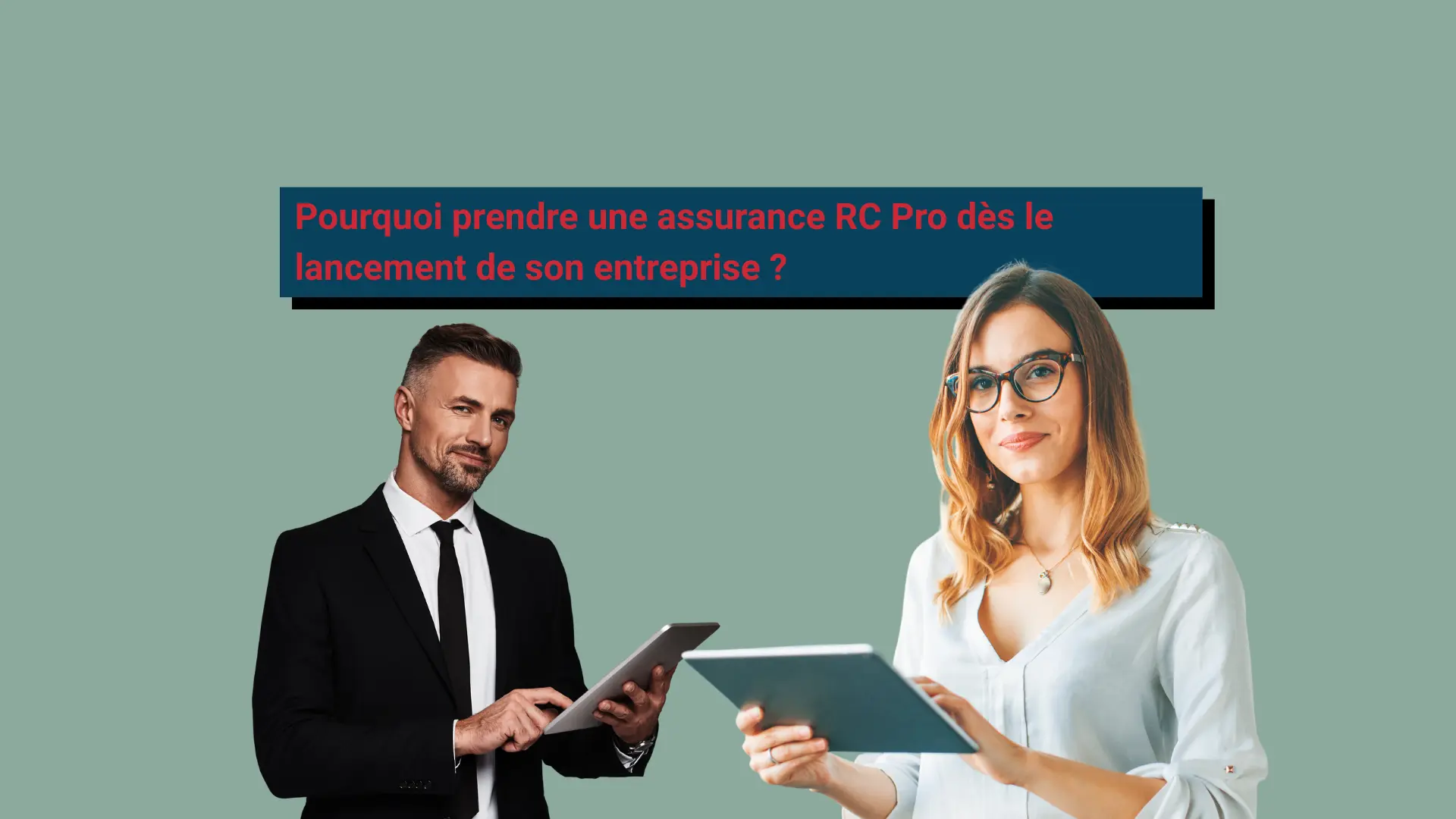 Un homme et une femme professionnels ayant une tablette dans les mains.