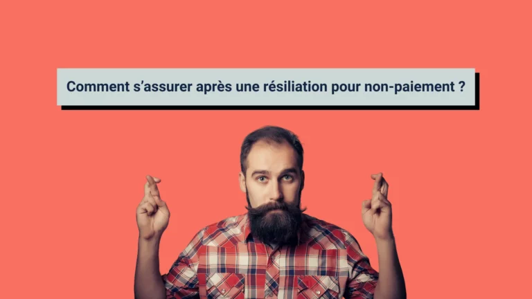 Un homme croise les doigts pour être sûr d'être assurer après une résiliation pour non-paiement d'assurance.